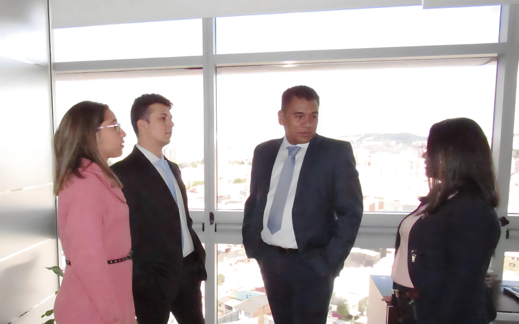 Equipo de profesionales en servicios contables en Bogotá trabajando en soluciones financieras.